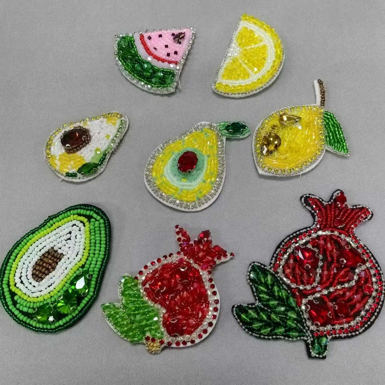 Нашивки вышитые бисером и синелью для сумок одежды