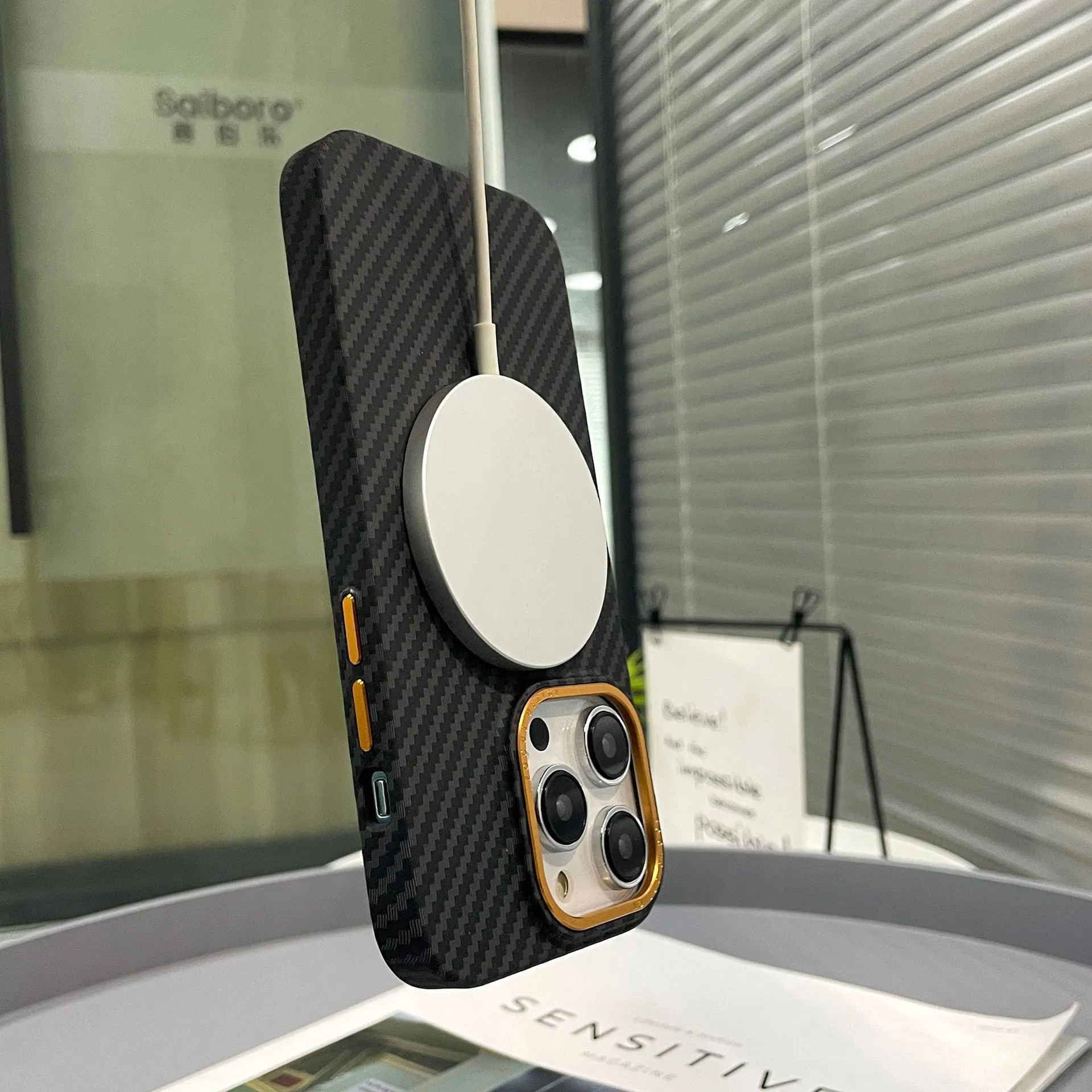 Чехол для iPhone 15 с магнитной линзой из карбона