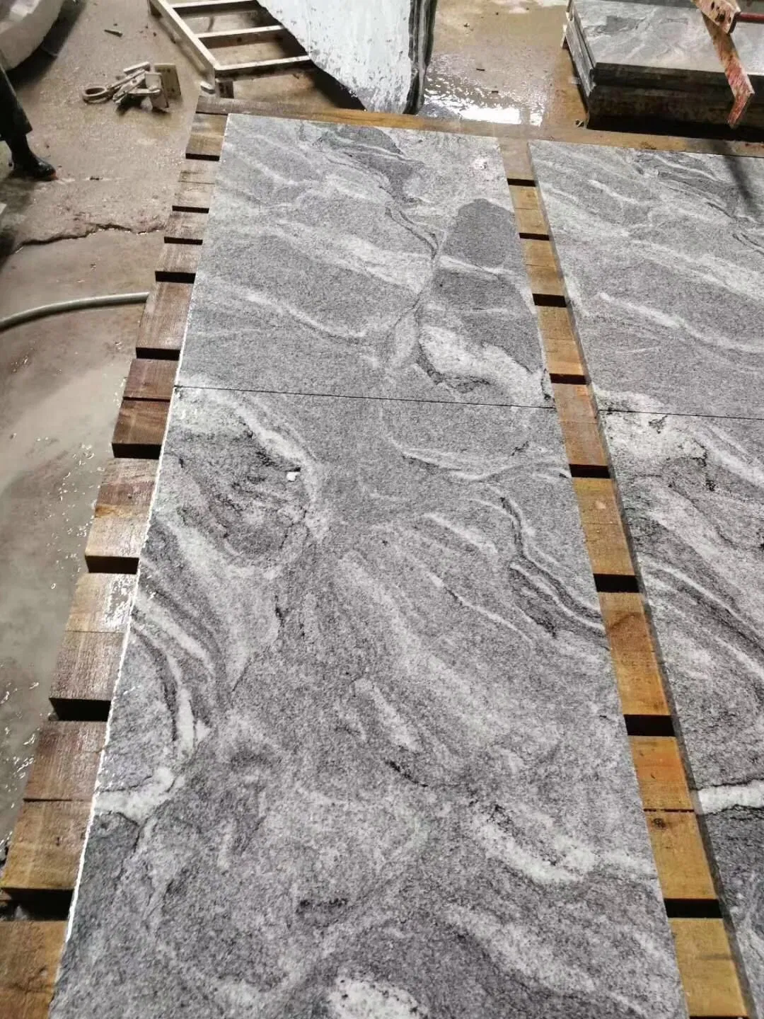 Natural Stone China New Viscount White Granite Slabs for Floor Wall