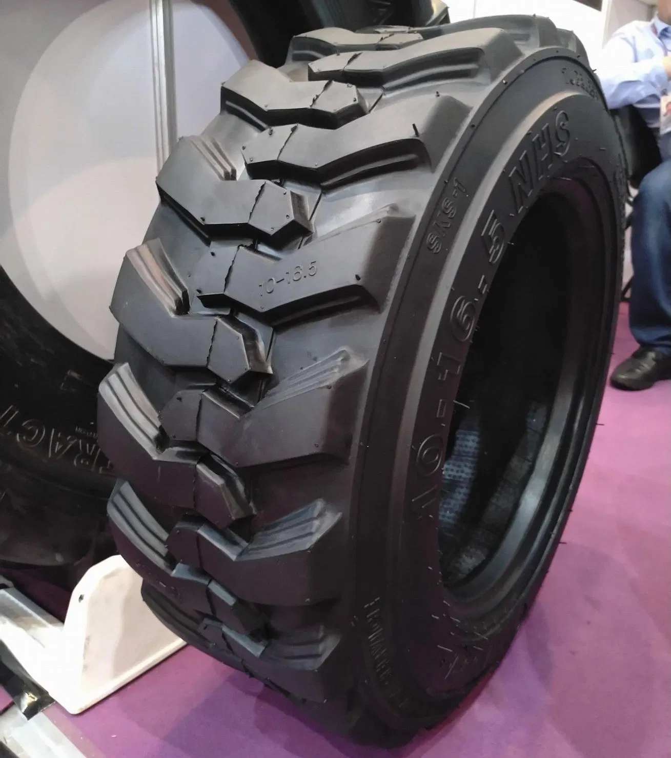Шины сельскохозяйственные диагональные R1 (размеры: 15/95-14, 700-12, 8.3-24, 9.5-24, 11.2-24, 1000/75-15.3, 14.9-48, 15.8/80-24, 16.9-38, 1200-18, 10-16.5, 12-16.5, 12.5/80-18, 28*9)