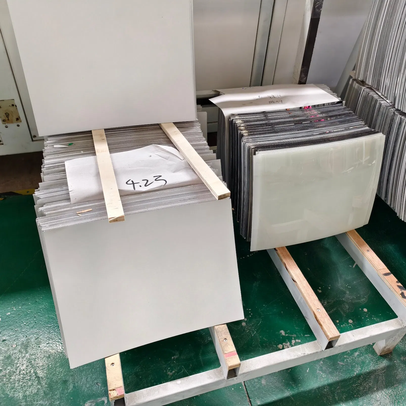 High-Quality Custom Size Heat Bent Curved Mirrors for Warehouse Construction Site