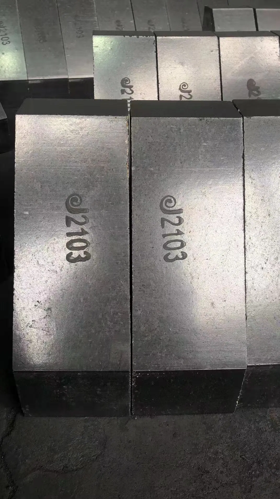 Магнезито-углеродистый огнеупорный кирпич