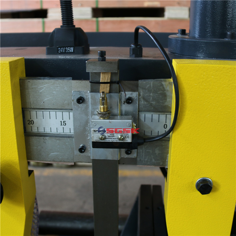 Ленточнопильный станок по металлу с пильным полотном GH4228