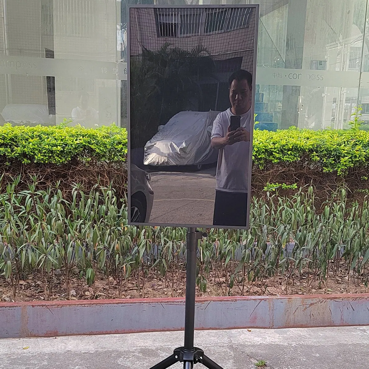 Outdoor Portable Advertising Equipment Digital Signage Shopping Mall Promotion 21.5/32 Inch Human Walking Ad Player Walking LCD Display Billboard