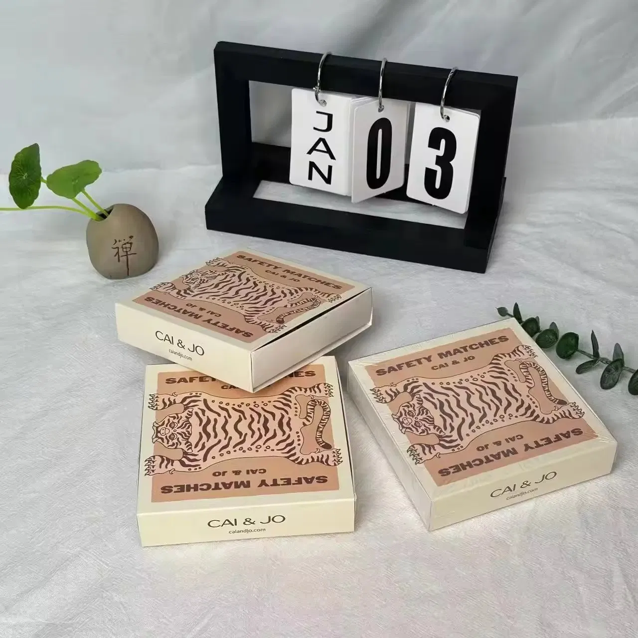 Match Box 300g White Cardboard Customized Embossed Logo Advanced High Quality Matches Box