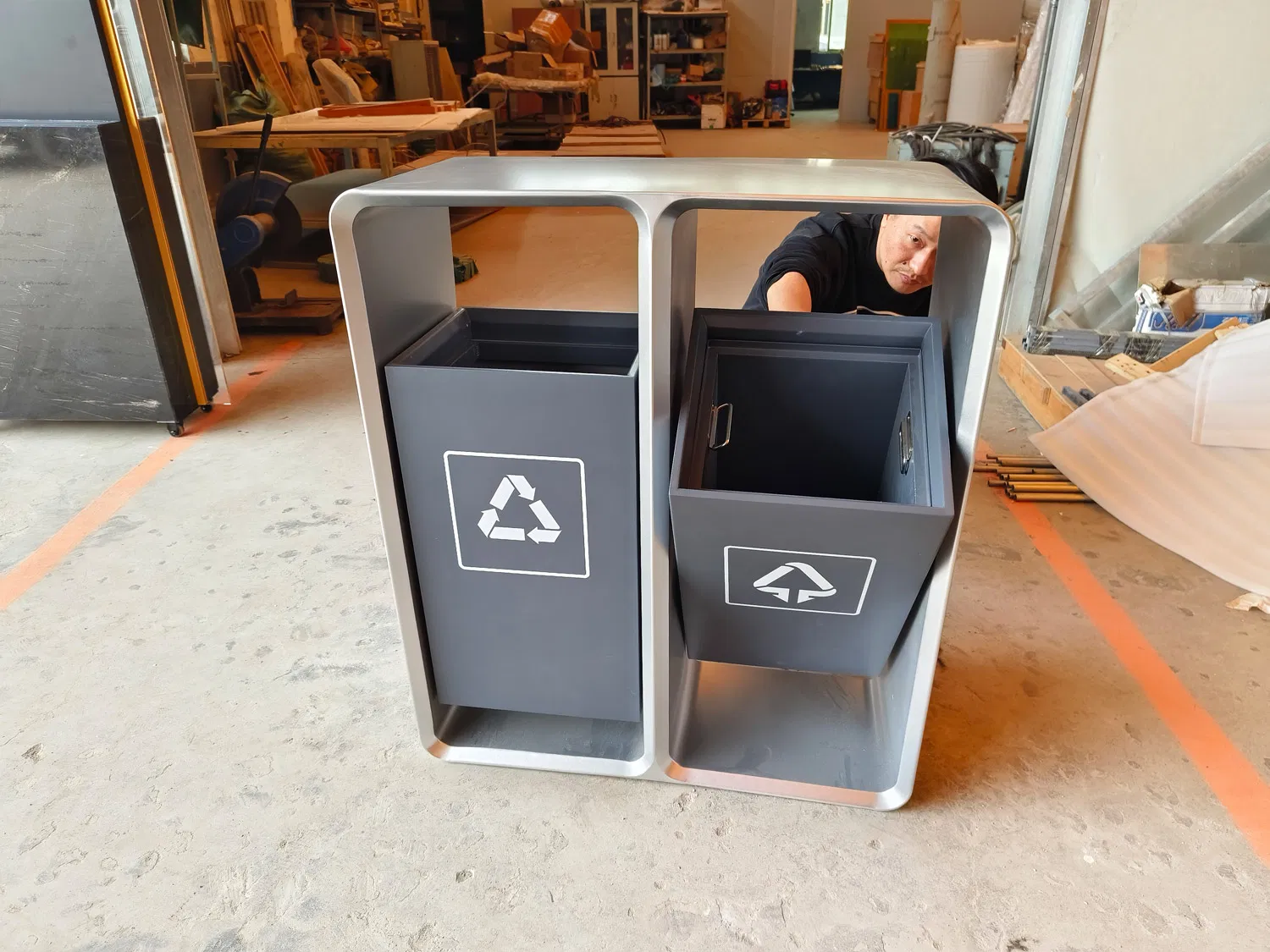 Мусорный бак из нержавеющей стали с логотипом