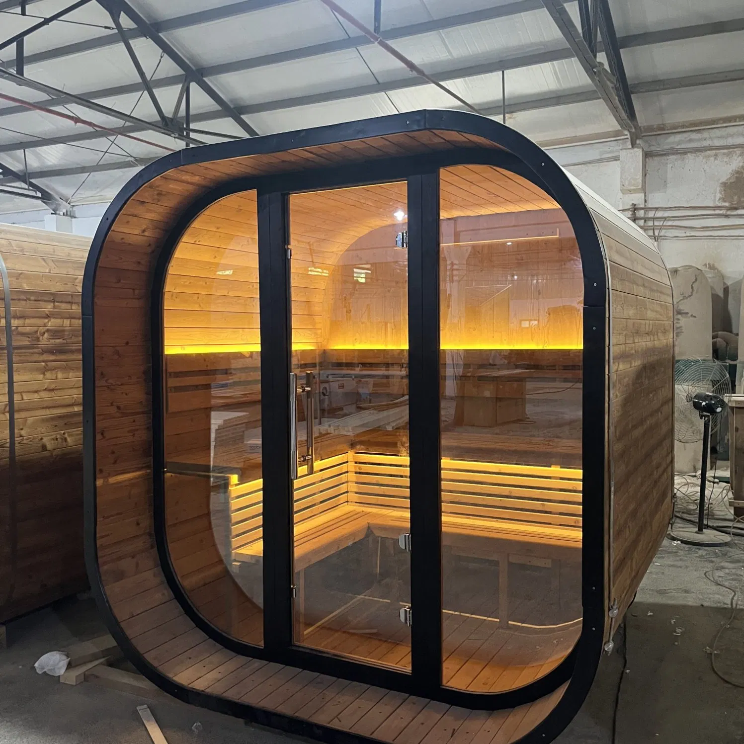 Традиционная уличная сауна-бочка из термодерева