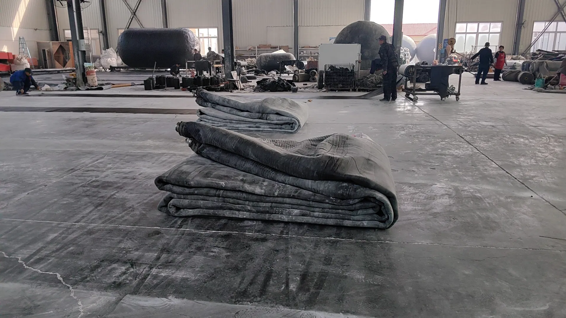 Усиленный кордный морской понтон для спуска судов и тяжелых грузов