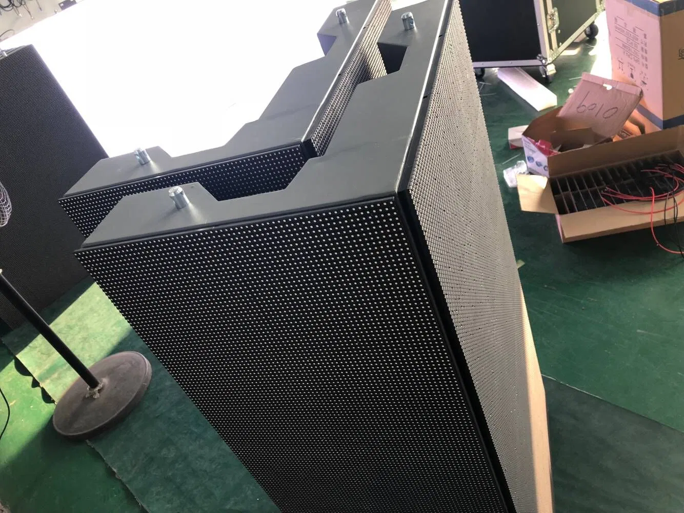 Right Angle P4 Outdoor LED Display 90degree Corner Commercial Advertising LED Advertising Screen