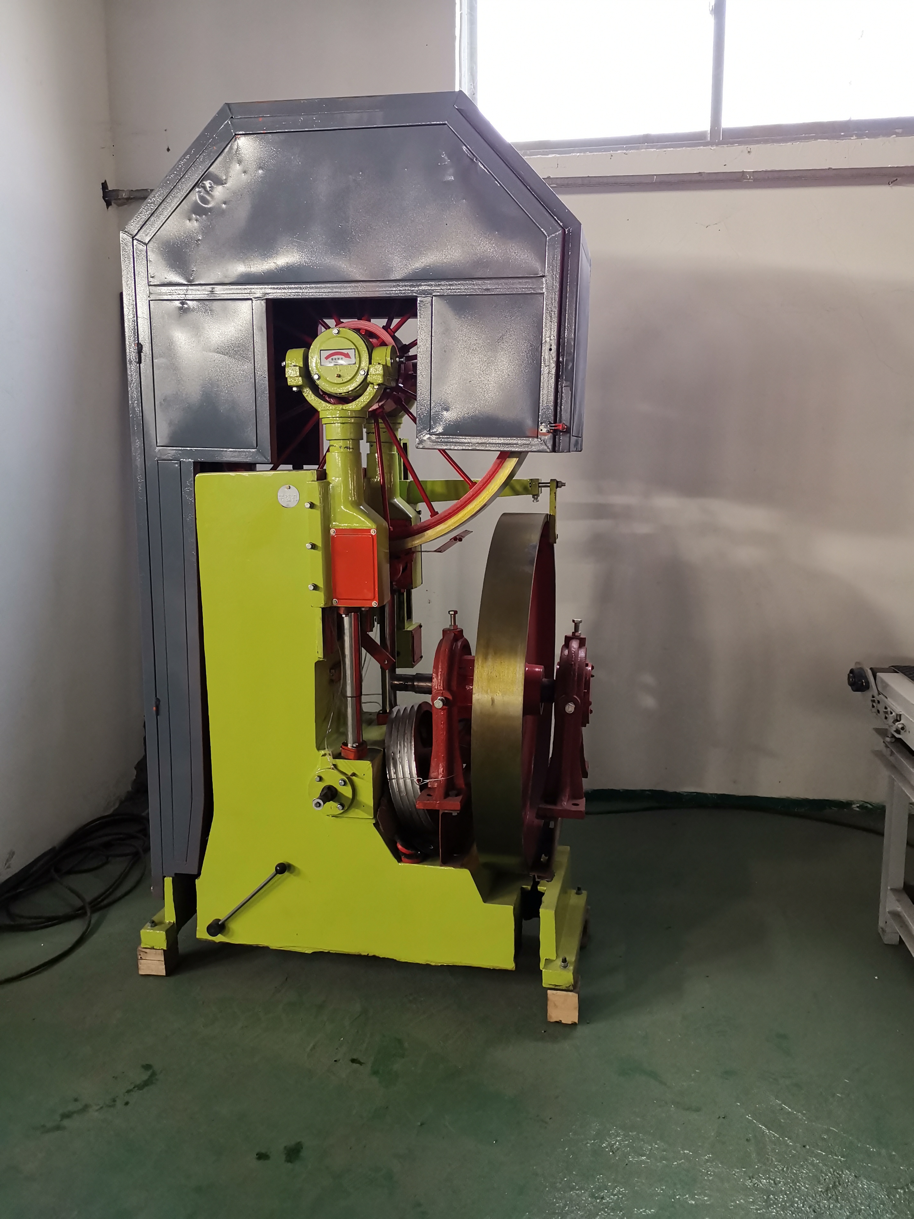 Ленточная пила по дереву вертикальная автоматическая