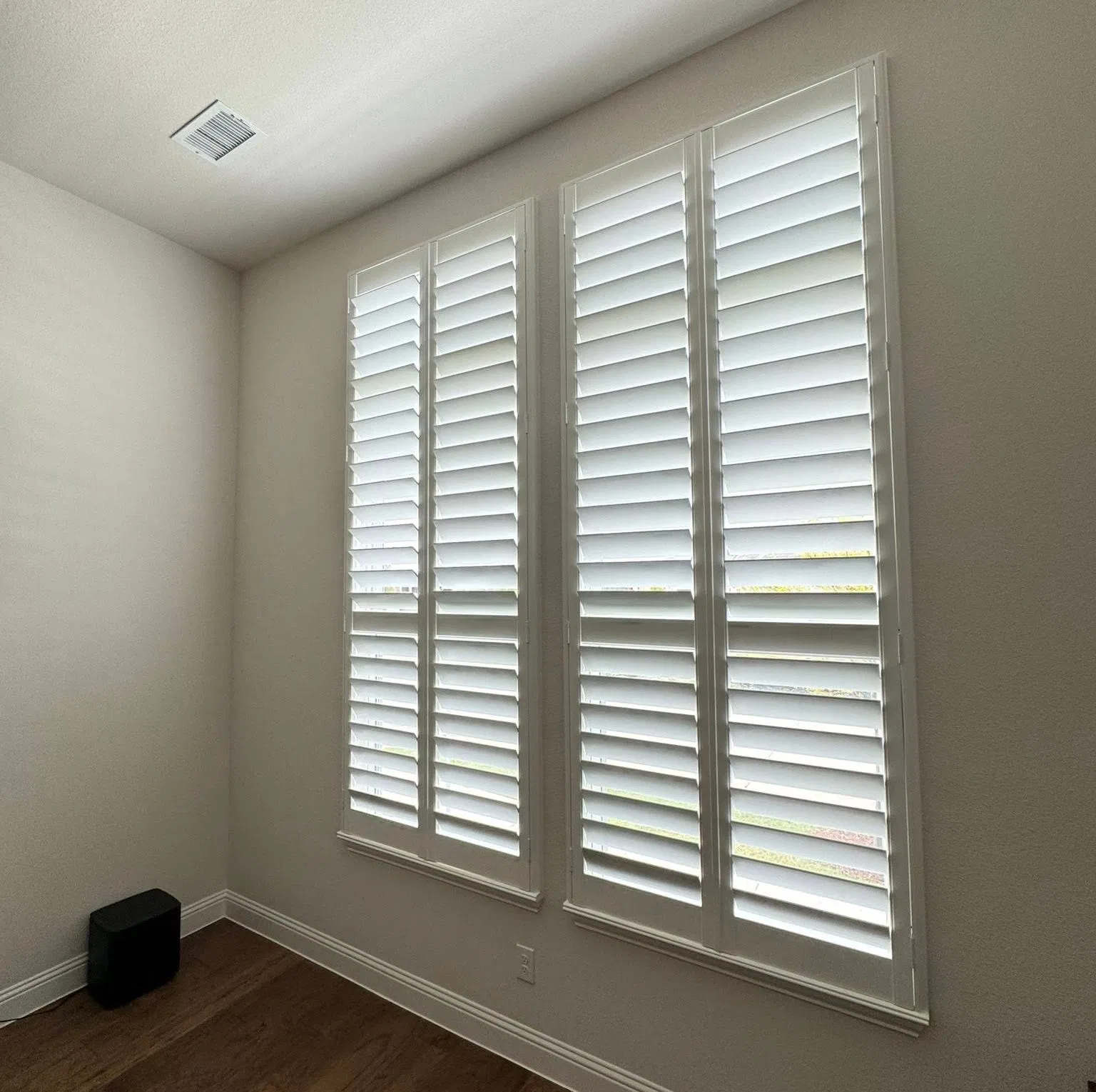 PVC Blinds Bulk England Australia Style Bay Window Sliding Real Wood Wooden Plantation Shutters White Colour Louver