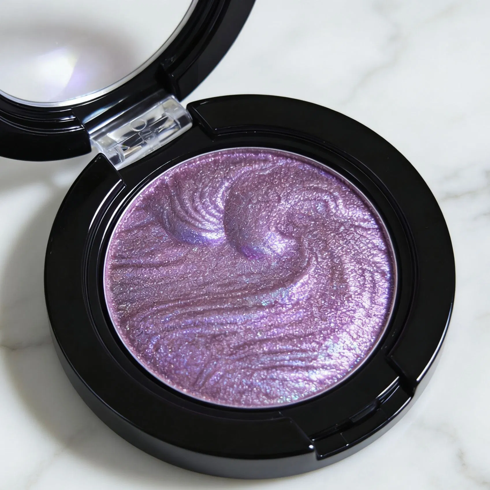Waterproof Multichrome Highlighter for a Radiant All-Day Finish