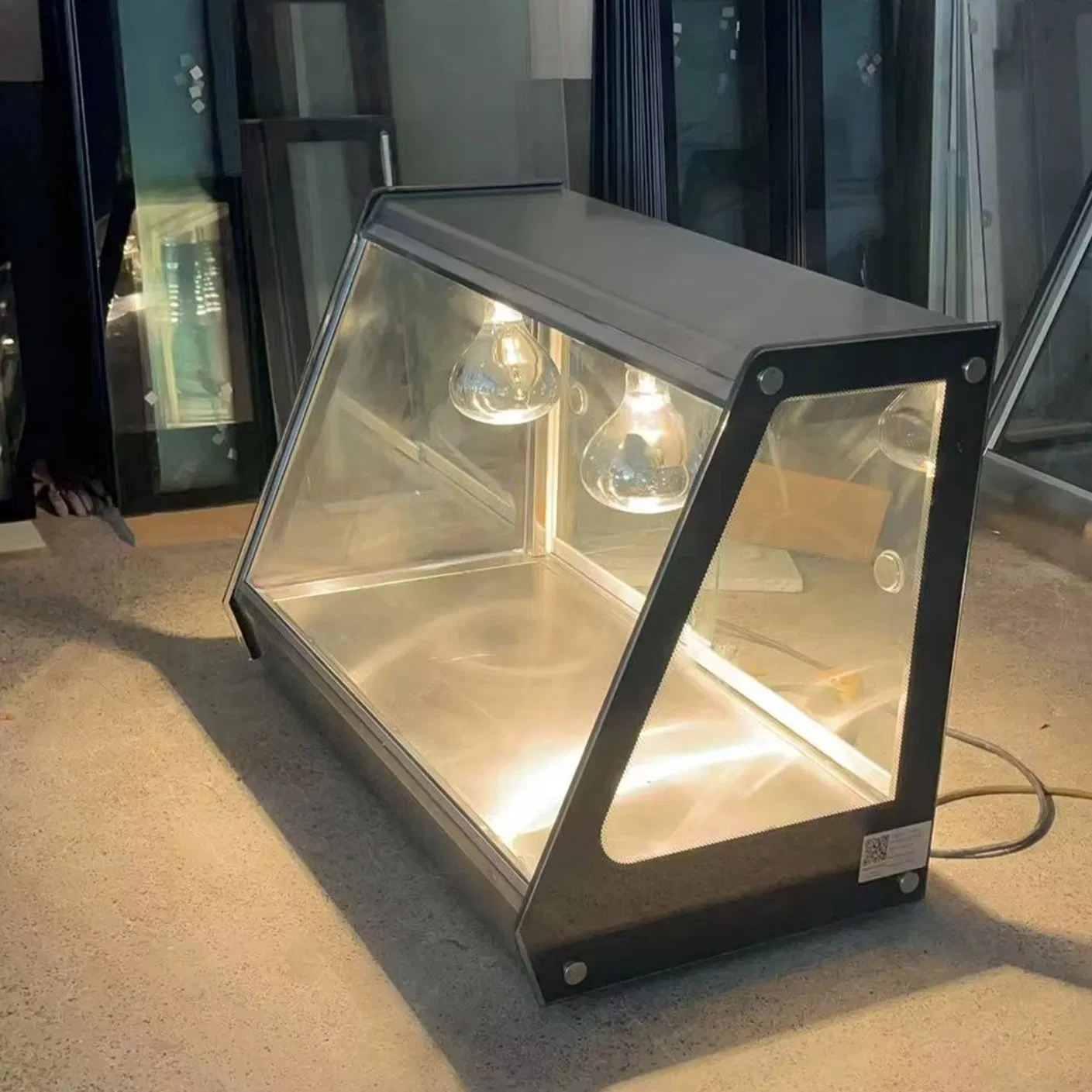 Corner Design Heated Display Cabinet Maximizes Space Utilization in Food Service Areas