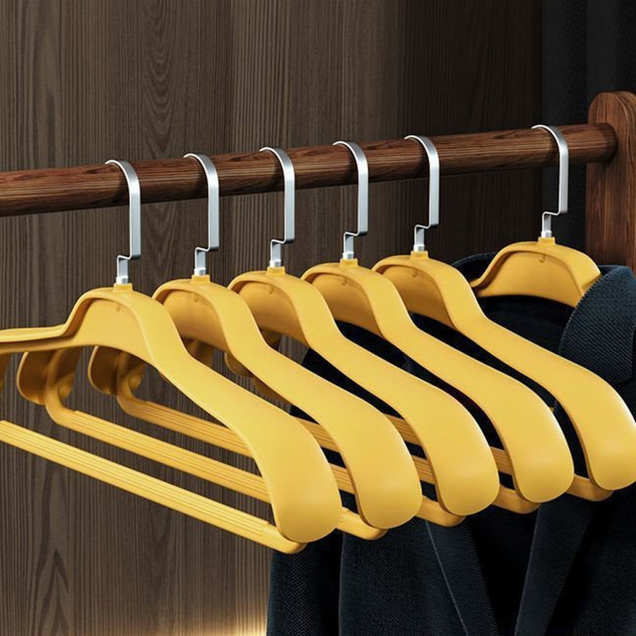 Пластиковая вешалка для одежды с широкими плечиками