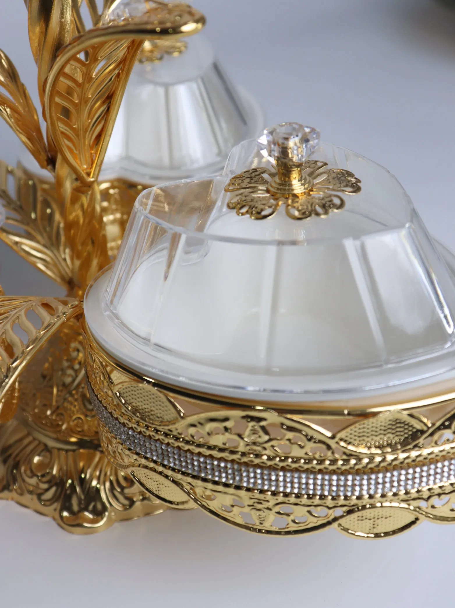 Home Decoration Gold-Plated Iron Frame with 3 Heart-Shaped Plastic Bowl Sets
