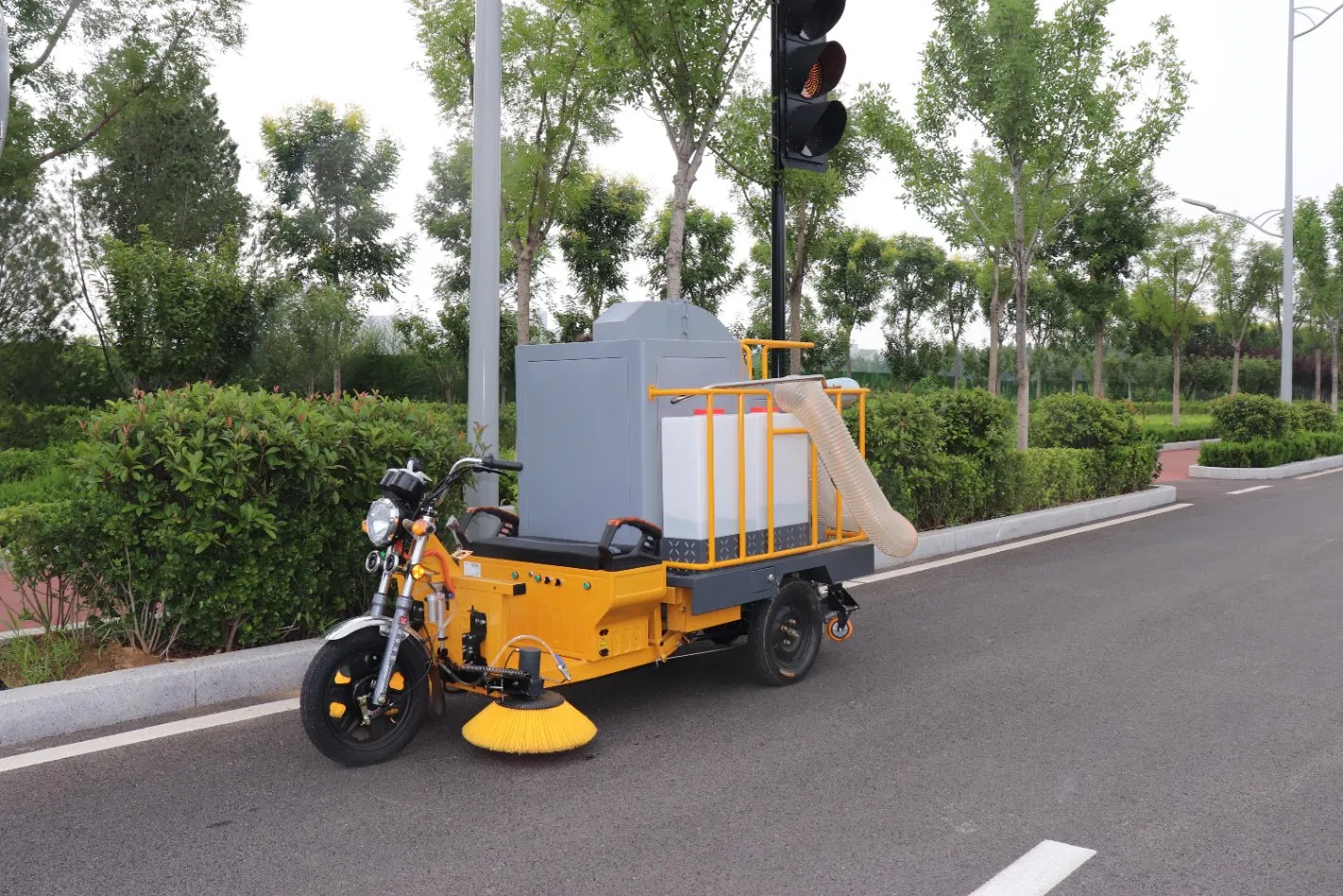 Small Tricycle Leaf Collector Oil-Electric Hybrid 500L Trash Capacity Leaf Suction Pick up Vehicle