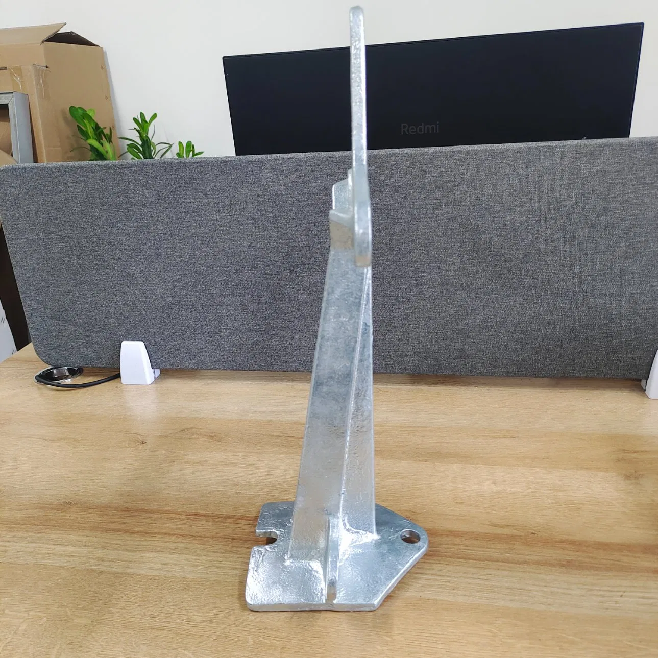 Durable Galvanized Metal Bracket Connector for Heavy-Duty Construction Tasks