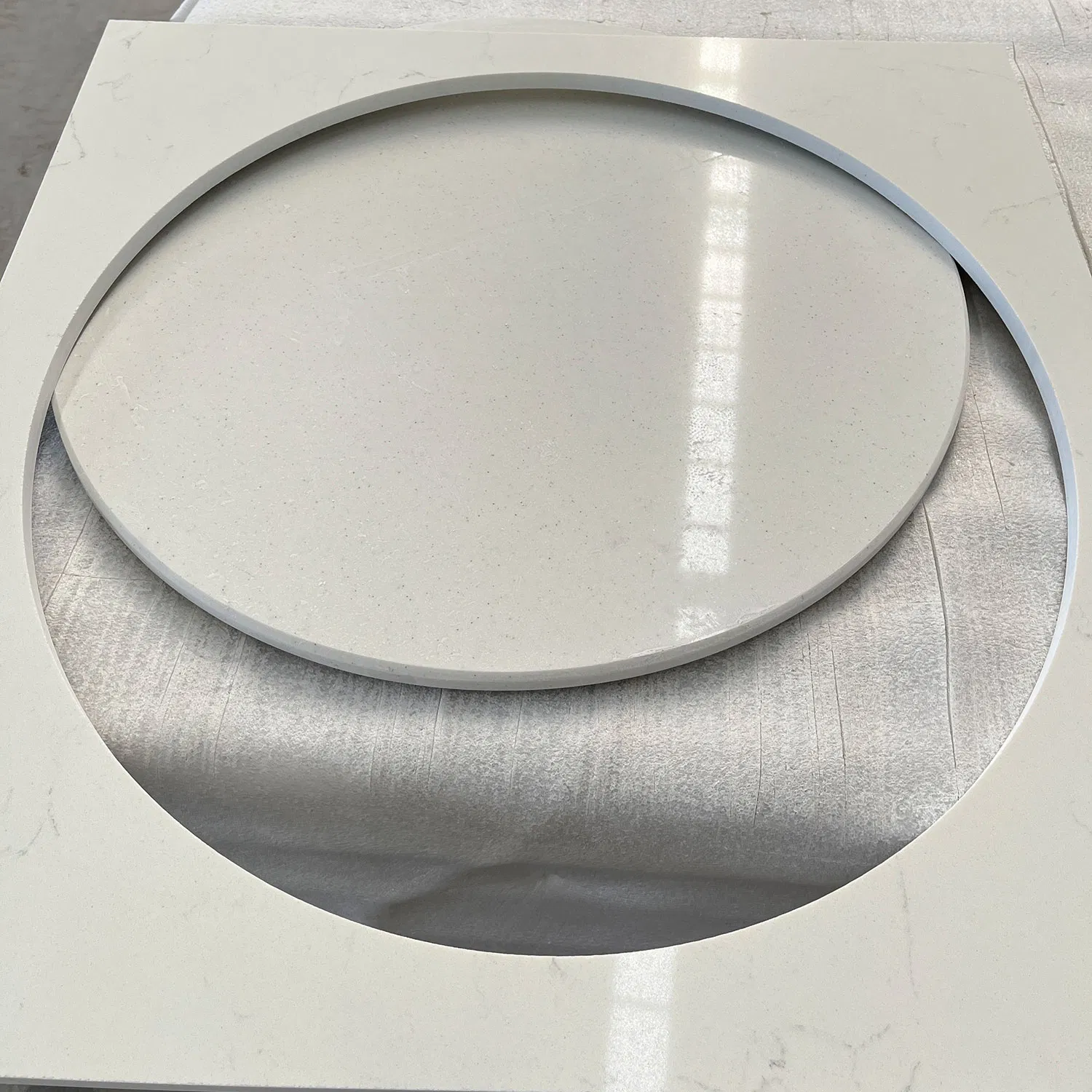 China Factory High Glossy Solid Surface White Quartz Round Table Top for Restaurant