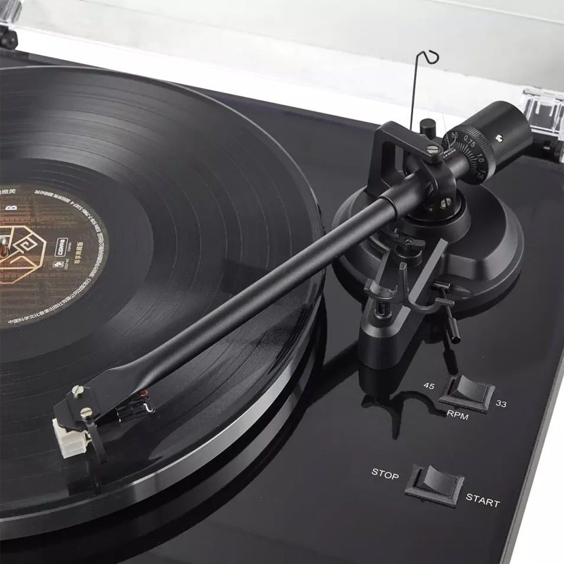 Портативный проигрыватель виниловых пластинок