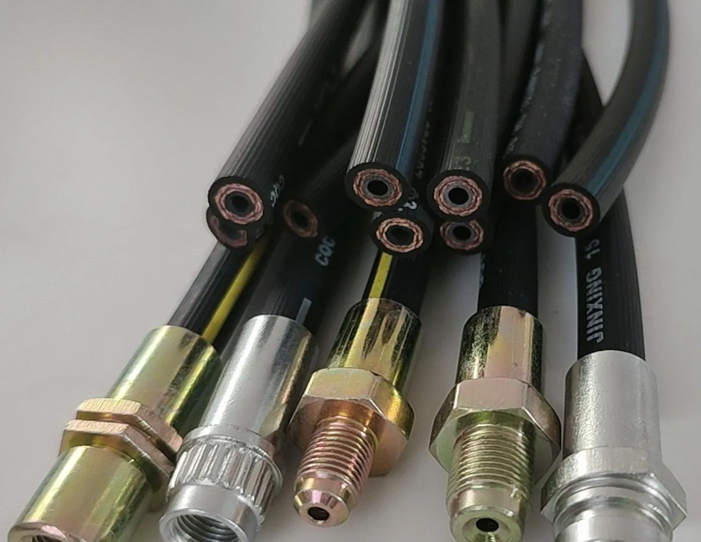 Гибкий тормозной шланг с оплёткой для автомобилей SAE J1401