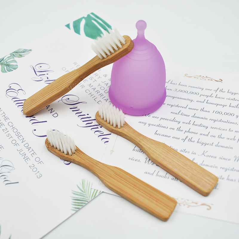 Щётка для менструальной чаши с бамбуковой щетиной и деревянной ручкой