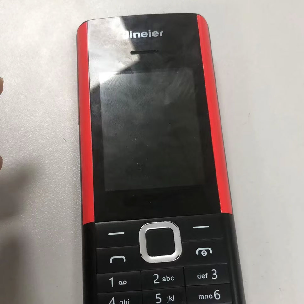 Кнопочный телефон 2G с Bluetooth-гарнитурой