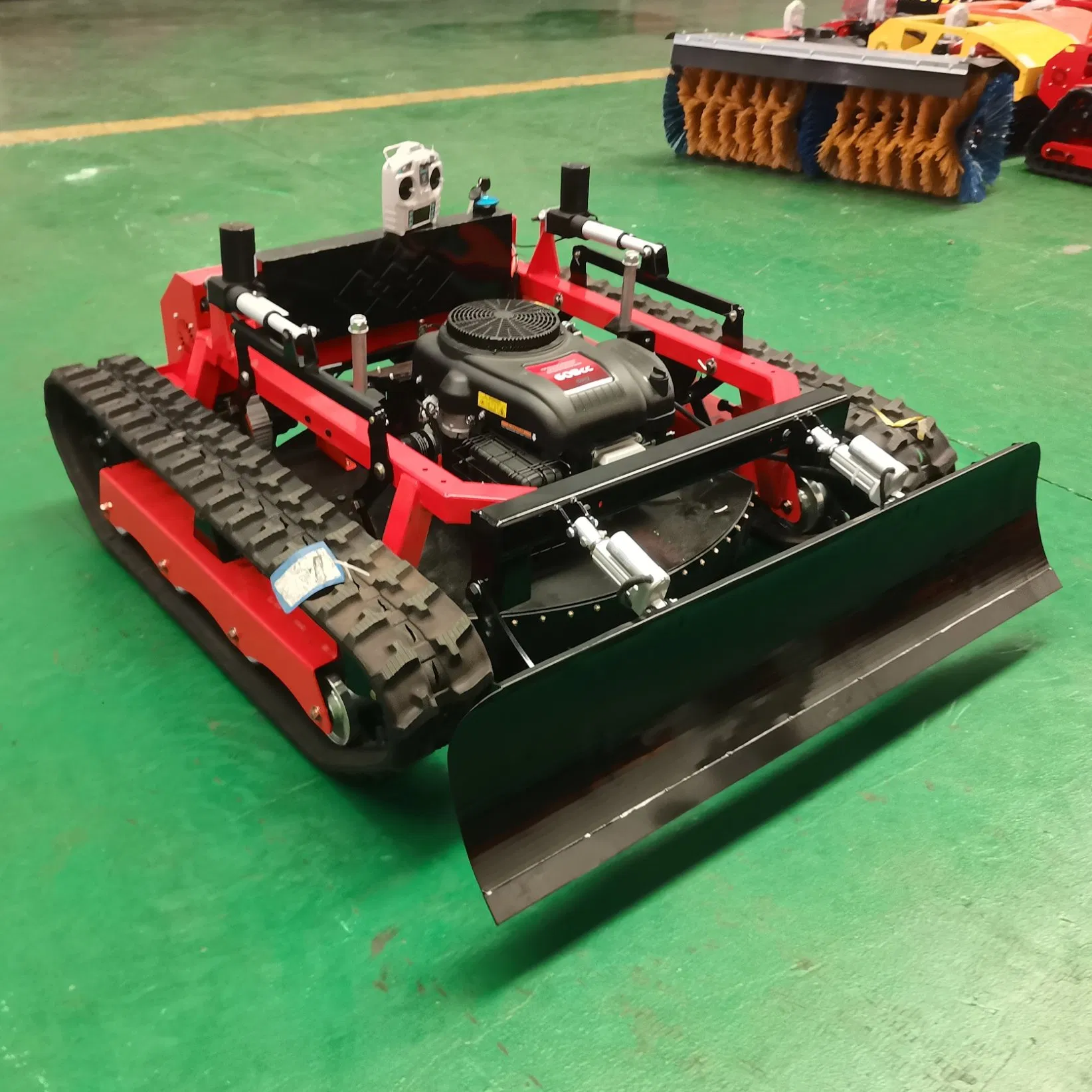 Профессиональная беспроводная газонокосилка на гусеницах с пультом ДУ