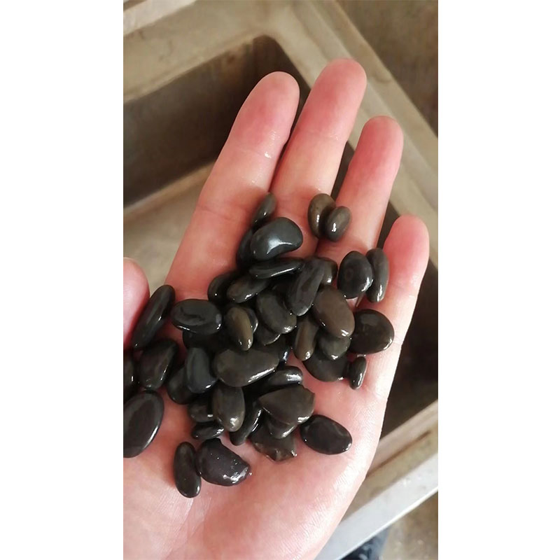 China Natural Polished/Honed Polishing Black Pebble/River Stone for Outdoor Use Garden Decoration Yard Paving Price