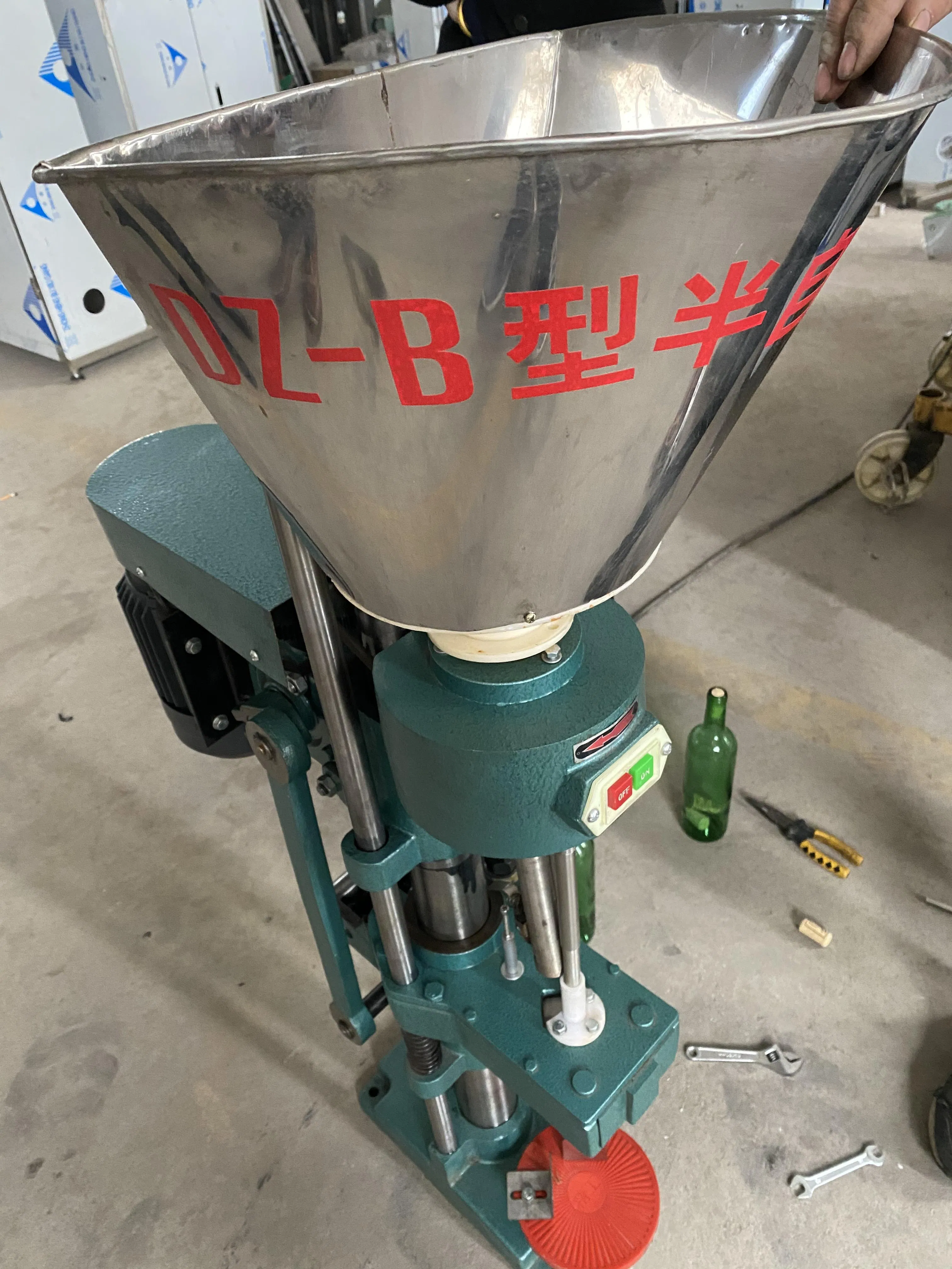 Cork Machine for Sealing Glass Wine Bottles