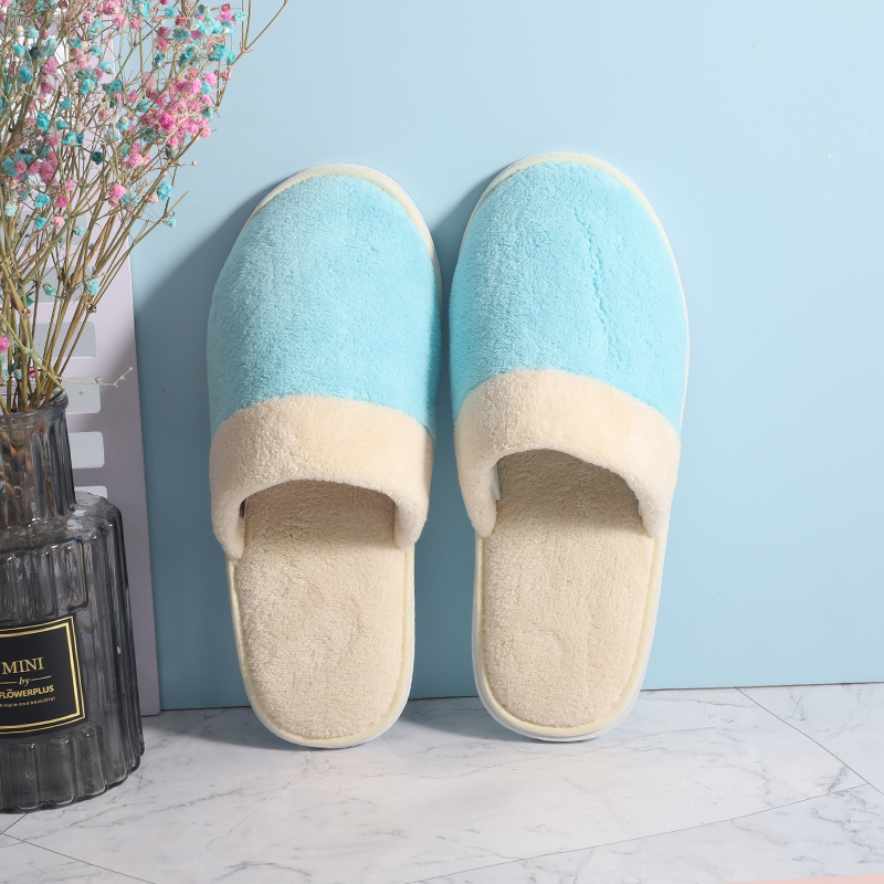 Гостиничные тапочки из велюра-коралла с логотипом