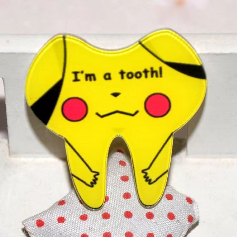 Hot Sale Tooth Shape Cartoon Dentist Teeth Badge with Pin Dental Gift