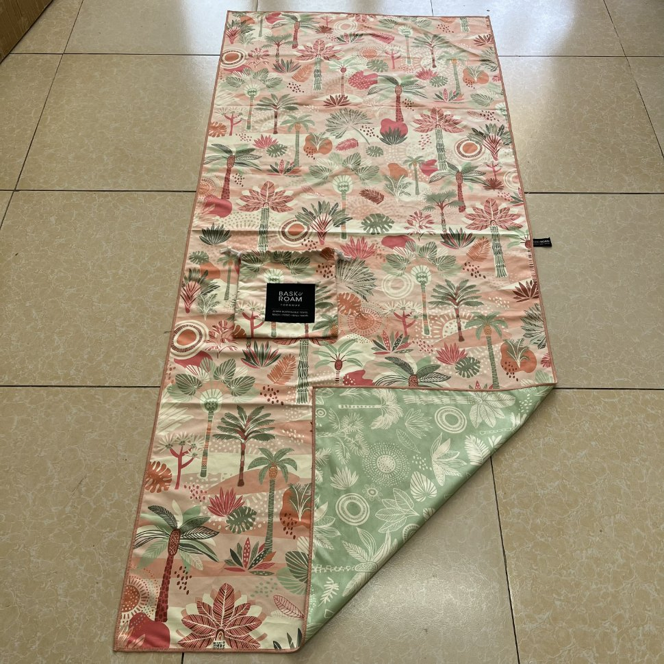 Custom Microfiber Beach Towel with Quick Dry Sandproof Design