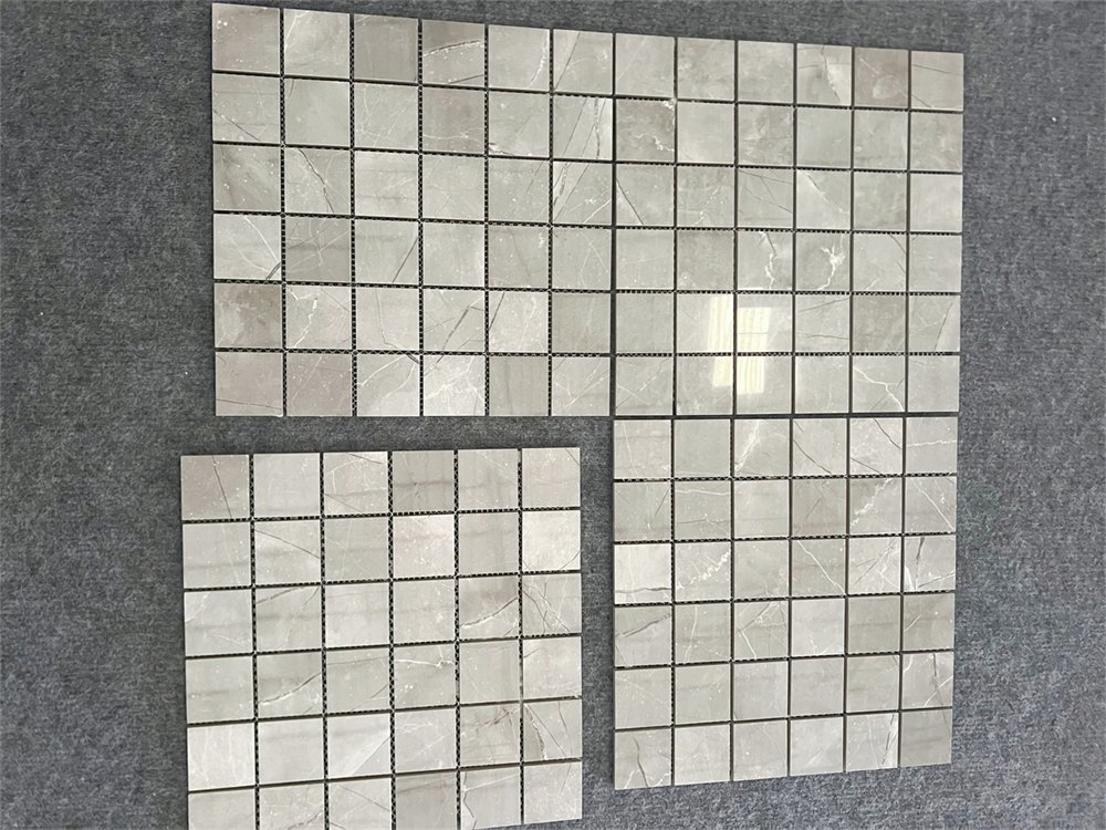 Серые мозаичные плитки из фарфора для современного интерьера