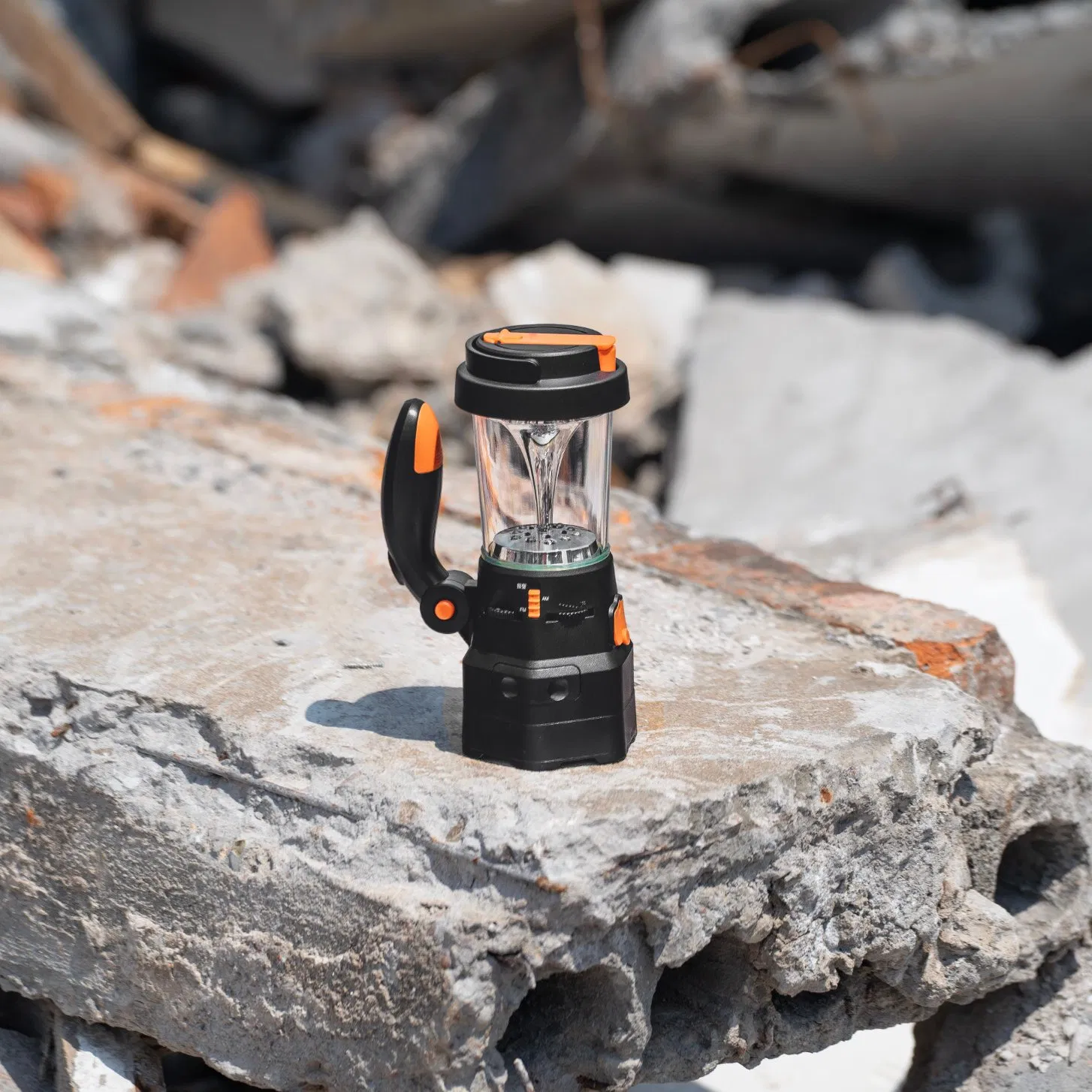 Портативное радио с ручной зарядкой и фонариком