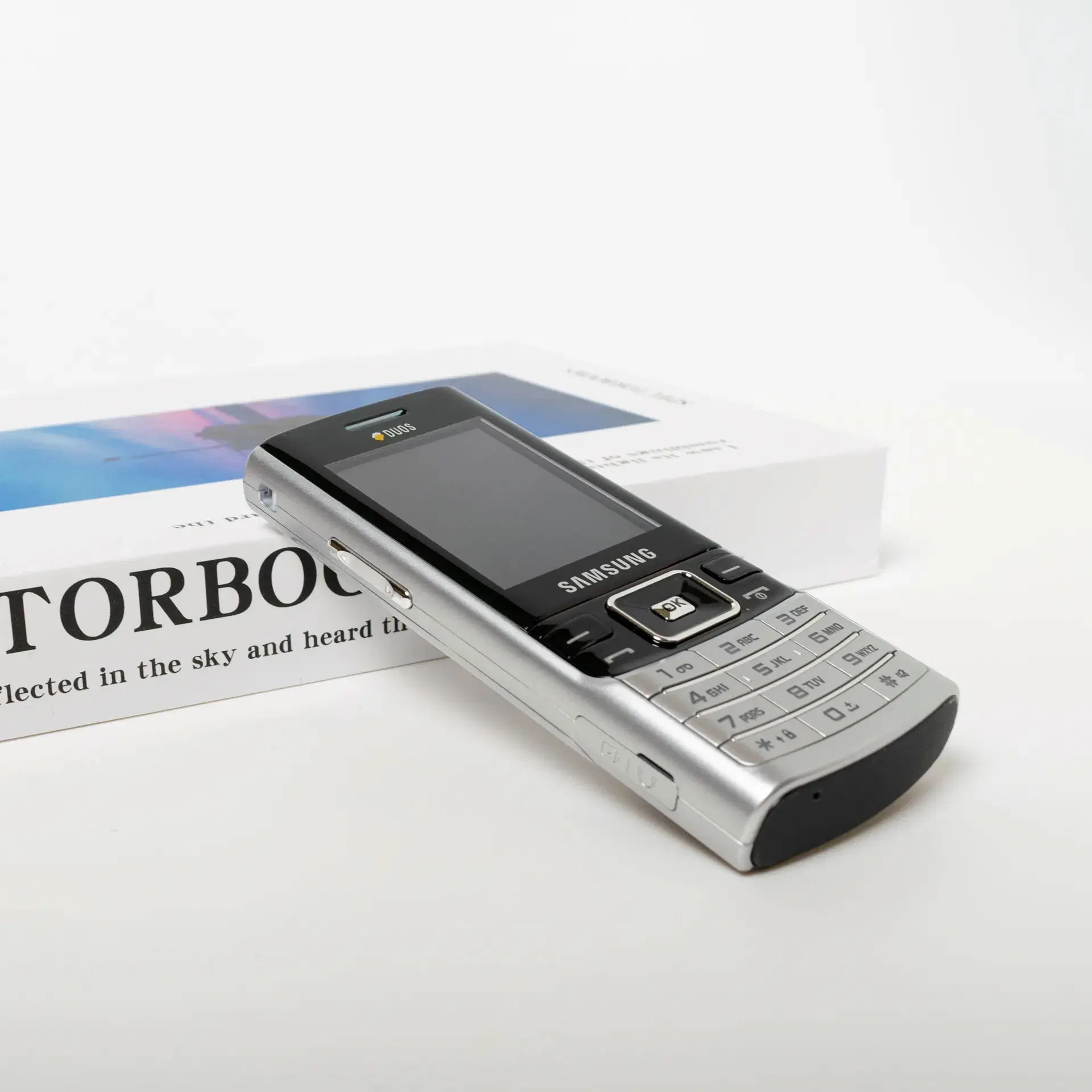 Кнопочный телефон 2G с двумя SIM-картами