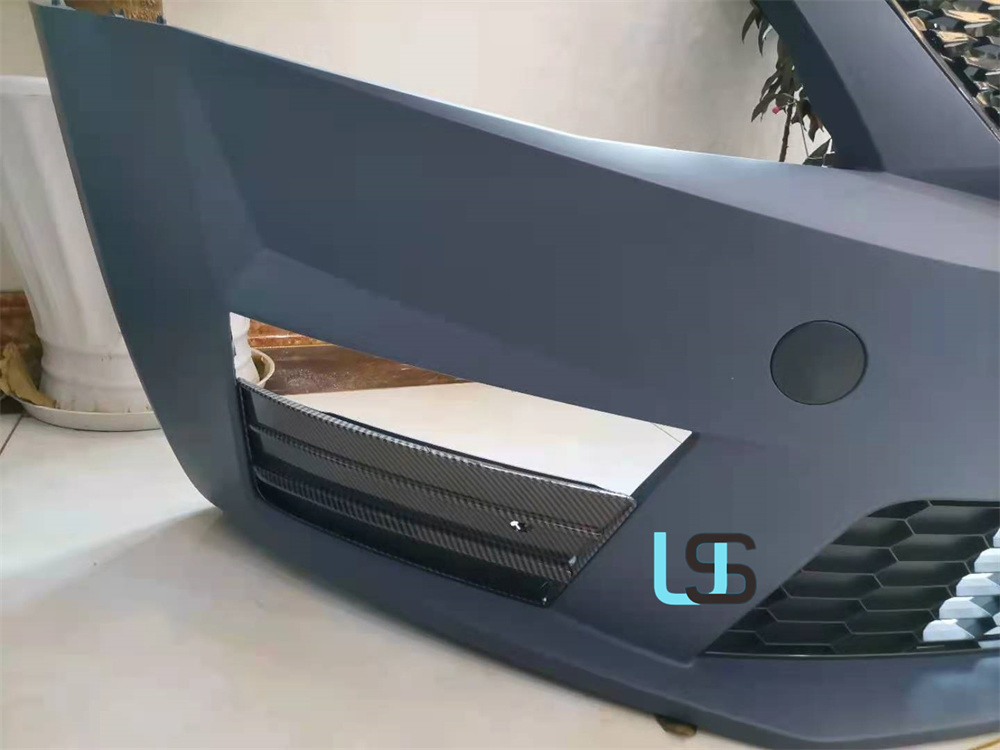 Передний бампер Octavia A7 RS с решеткой радиатора