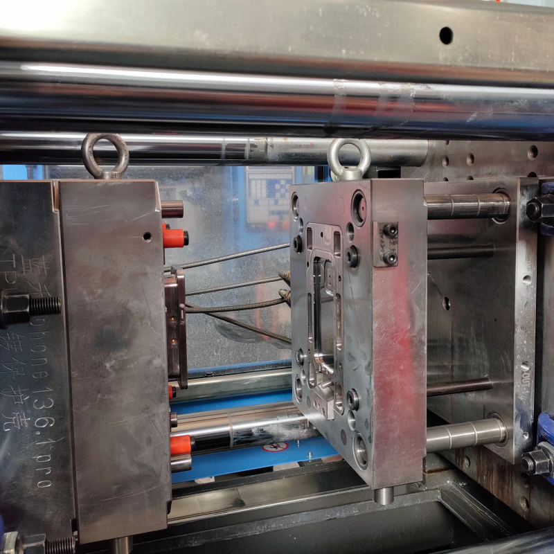 Одногнездная пресс-форма для корпуса телефона