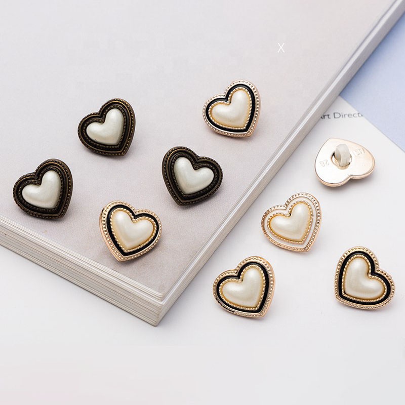 Пуговица пластиковая перламутровая сердце с жемчугом