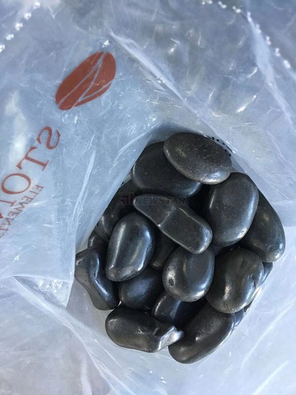 China Natural High Polished Polishing Black Pebble Stone Yard Stones River Stone for Outdoor Use Garden Decoration Stone