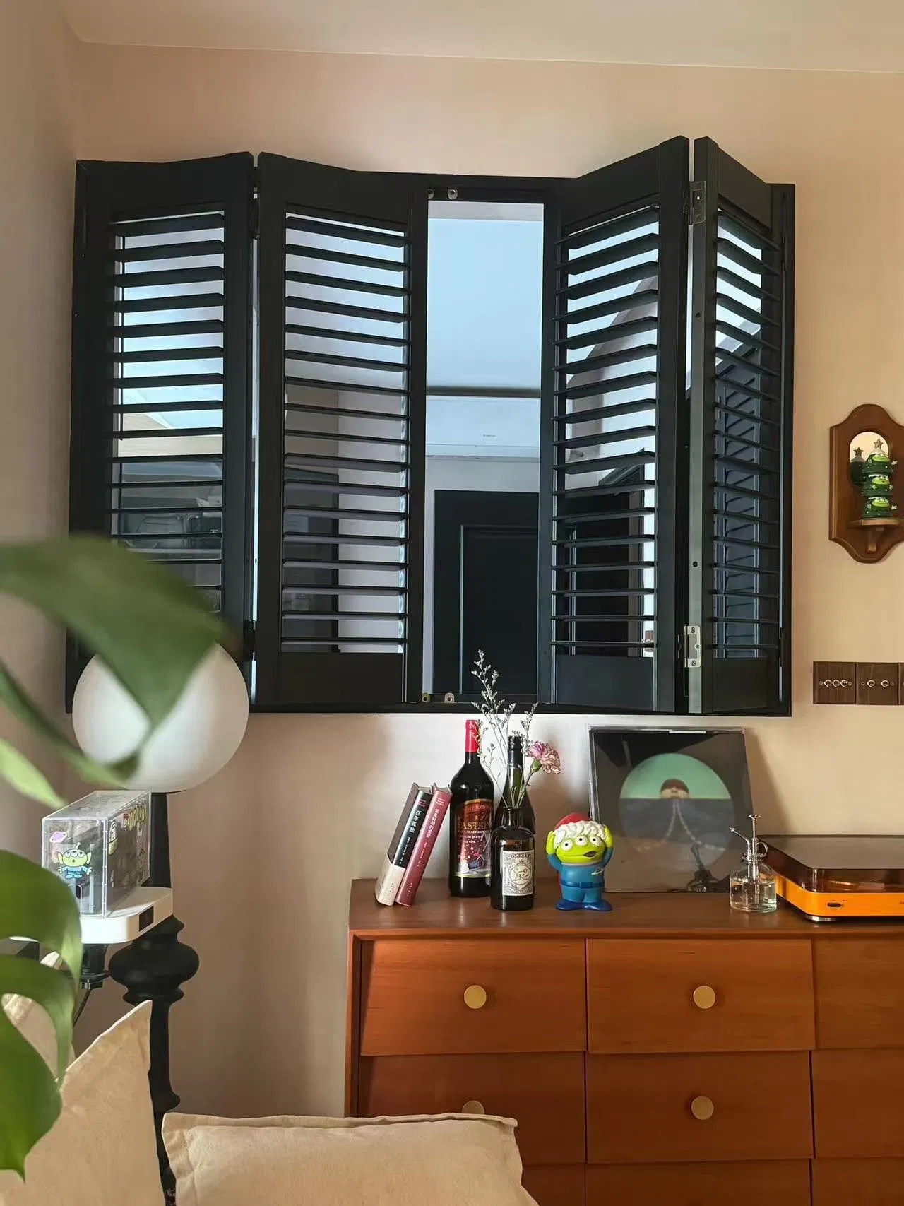 Custom Size Black PVC Window Shutters Solid Wood Shutter Adjustable Louver Shutter with Frame