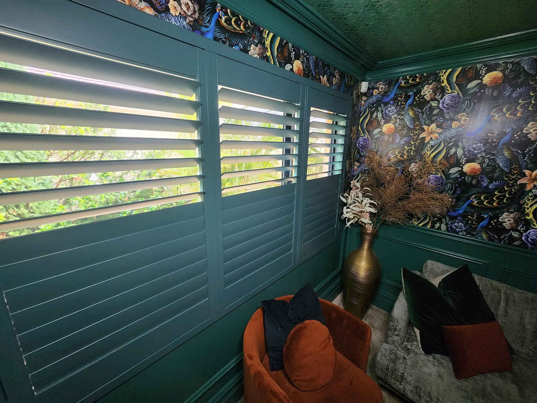 Dulux Color Custom Color Plantation Shutter to Make Room Colorful