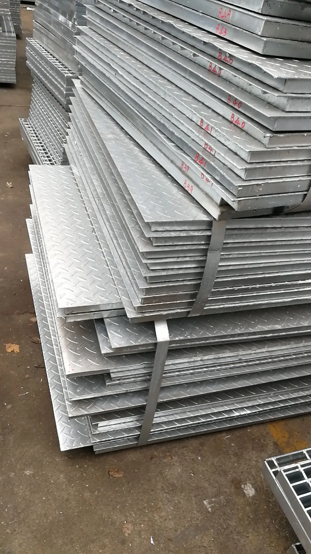 Hot DIP Galvanized Compound Bar Steel Grating with Checkered Plate for Catwalk
