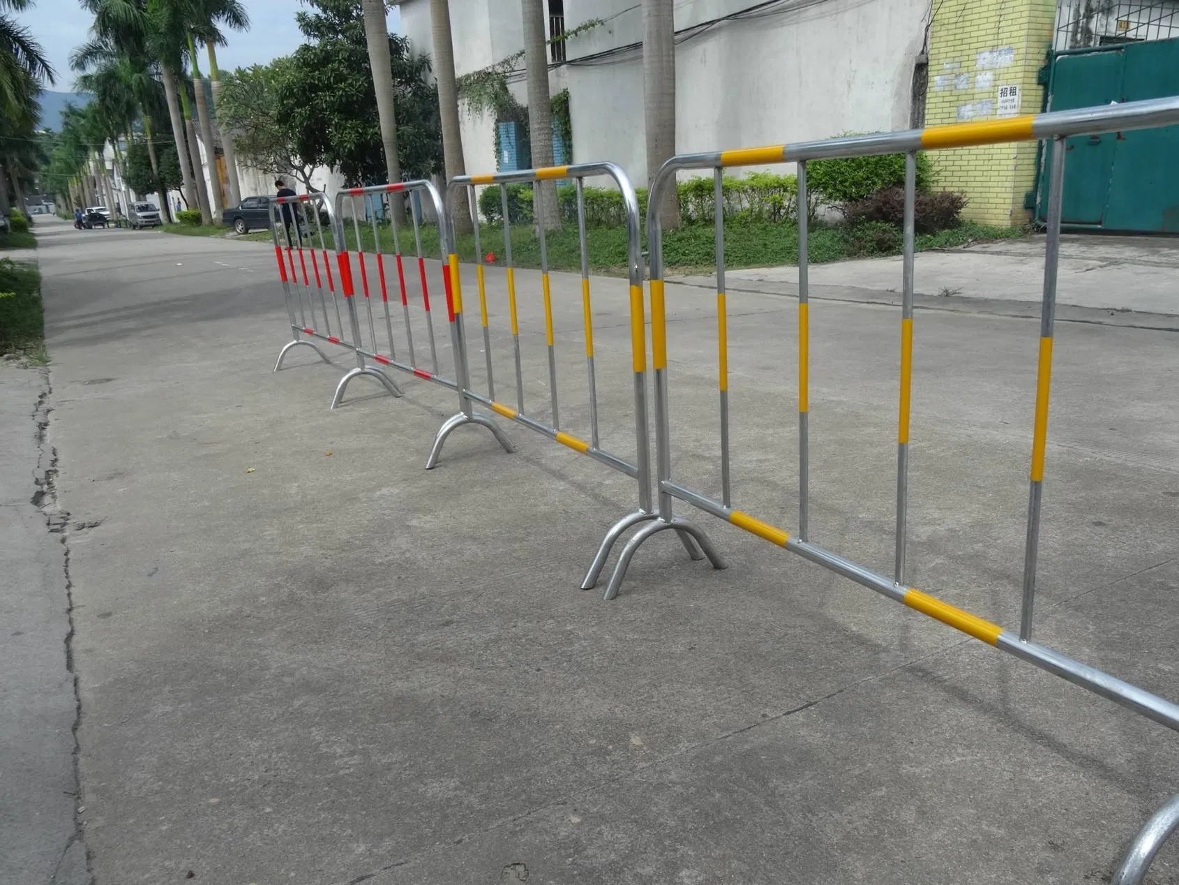 Decorative Road Safety Barrier Hot DIP Galvanized Steel Crowd Control Barriers