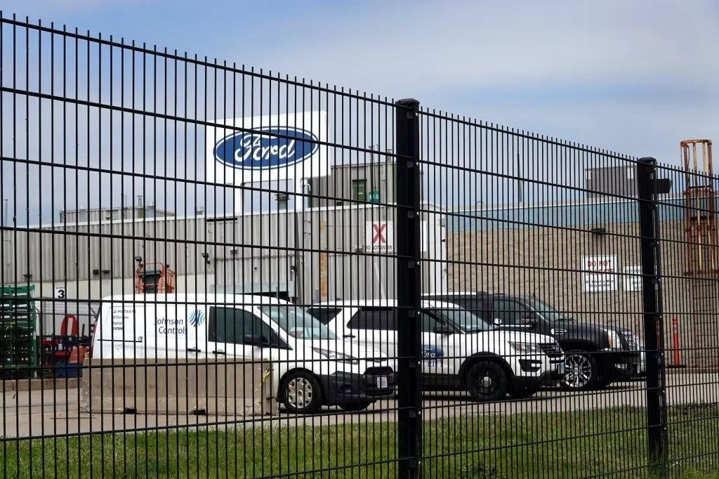 Durable 2D Double Wire Mesh Fence for Security Solutions