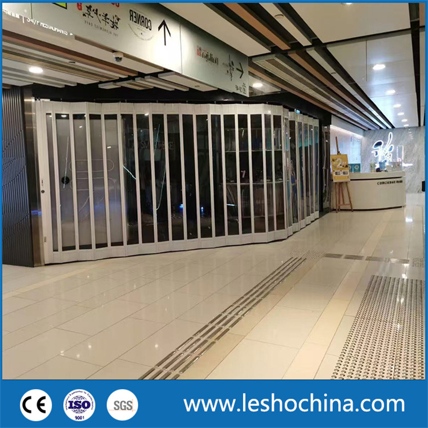 Aluminum Curved Frame Polycarbonate Crystal Transparent Clear Full View PC Horizontal Accordion Folding Sliding Door for Shopfront Store Front Shopping Mall