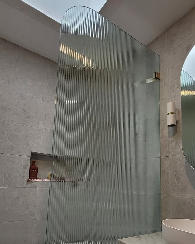 6mm 8mm 10mm Extra Clear Moru Fluted Reeded Patterned Tempered Shower Glass