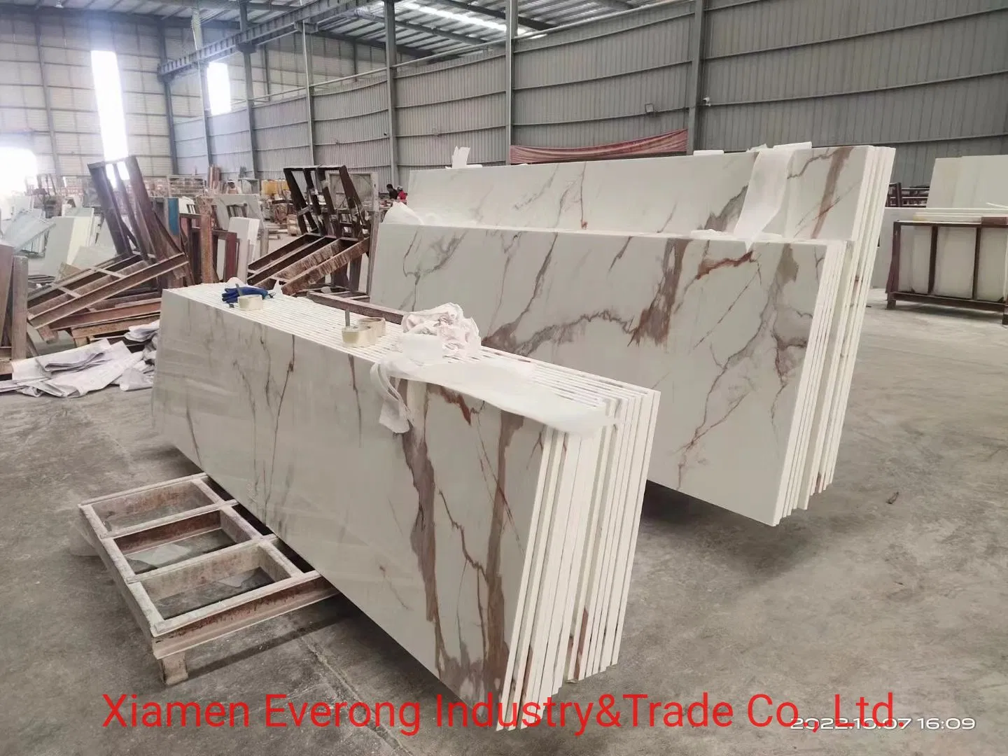 Us Popular Quartz Stone White Bathroom Solid Surface Counter Top with Sink Cut