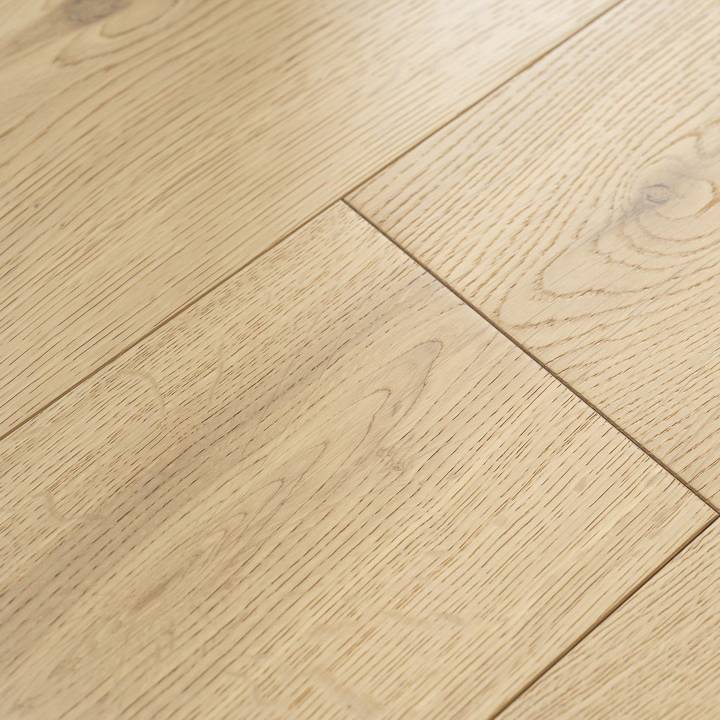 Premium Natural Oak Solid Wood Flooring with Unique Grain