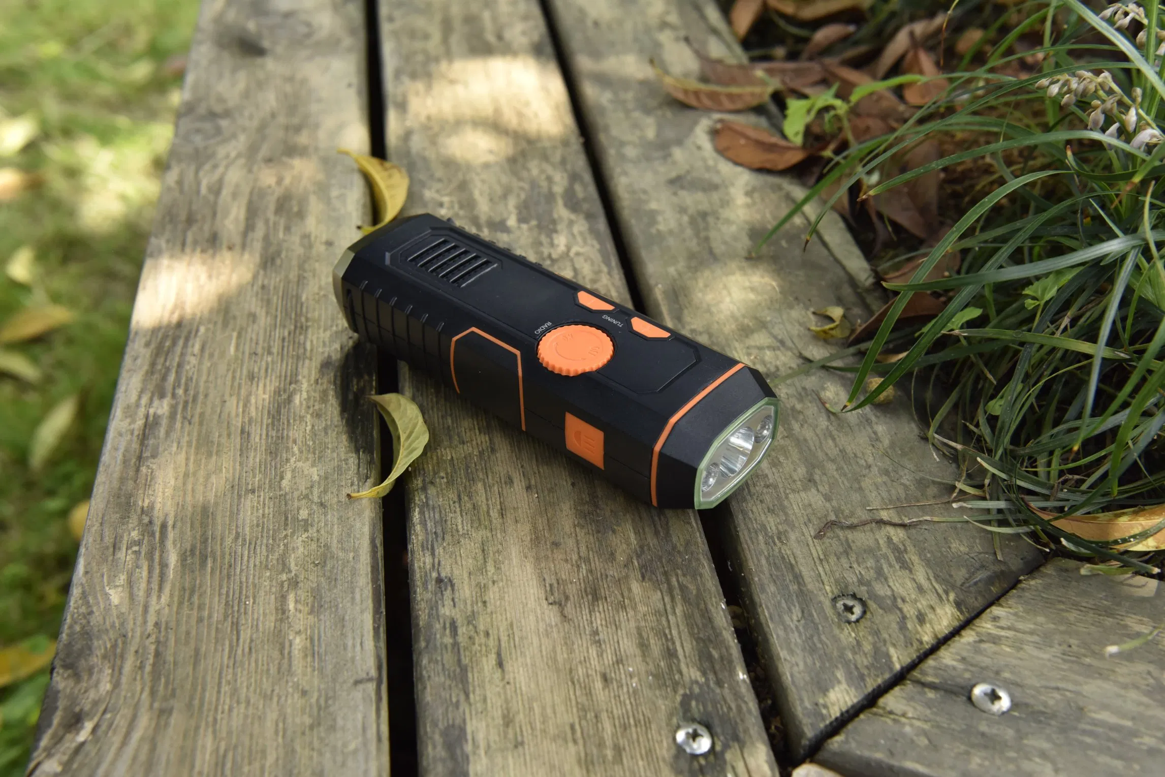 Портативное радио с фонариком и зарядкой для телефона