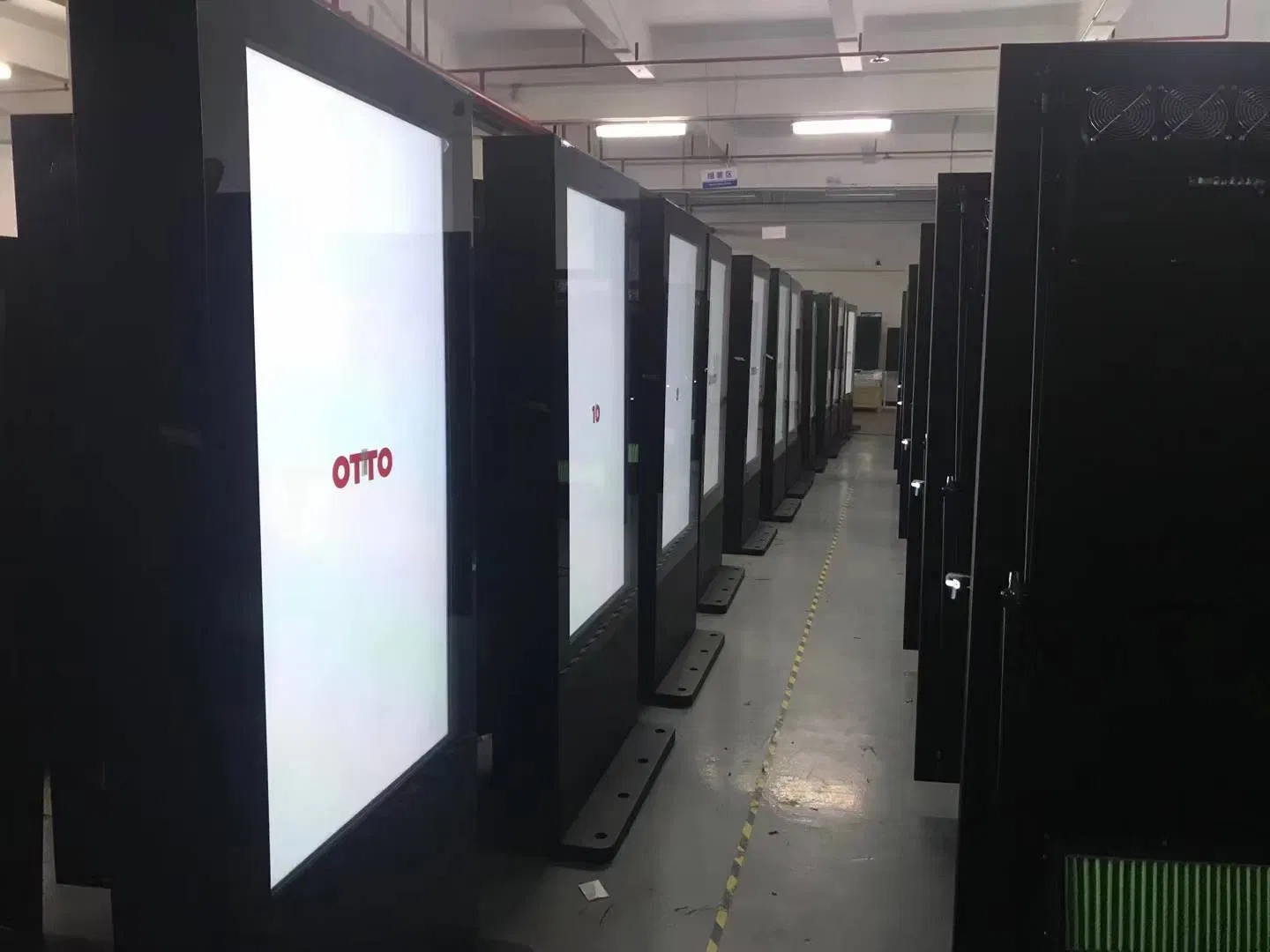 Уличный LCD-дисплей высокой яркости 2500 кд/м² на стойке